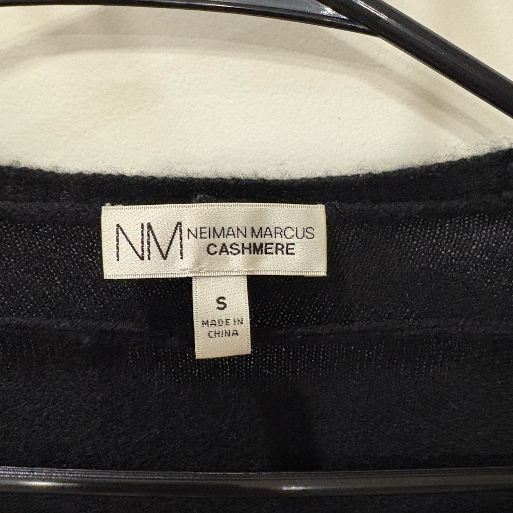 Neiman Marcus Elegant Black Cashmere cardigan